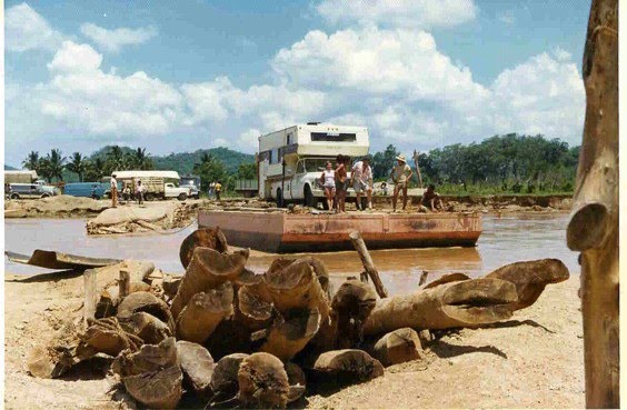 Yucatan, nach Überschwemmung, amerika-nischer Camper auf provisorischer Fähre _MEXIKO 1974
