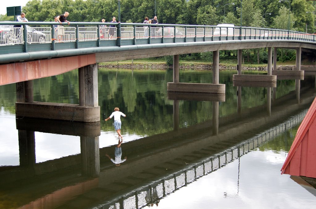 Walking on Water!  Landfaløya Bridge, Drammen
