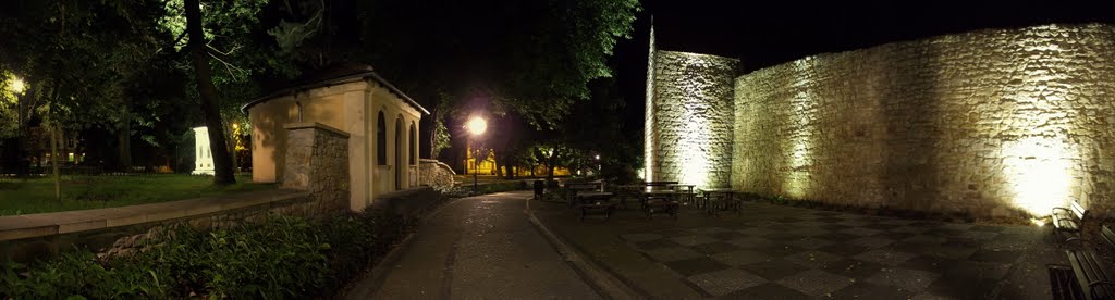 Bolesławiec nocą, fragment dawnych murów miejskich na wysokości ul. Zacisze