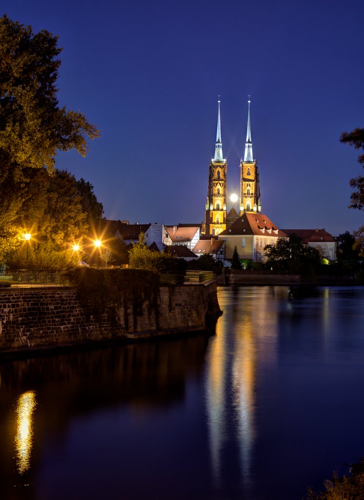 Archikatedra św. Jana Chrzciciela, Breslauer Dom, Cathedral of St. John the Baptist with full moon, Wroclaw, Breslau, Polska, Polen, Winner October 2011