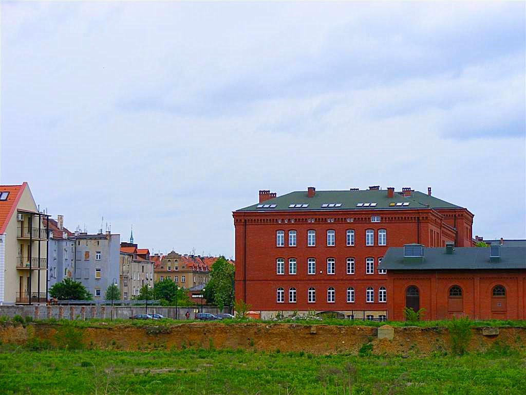 Legnica.Widok  Państwowej Wyższej Szkoły Zawodowej  z ul. Pancernej