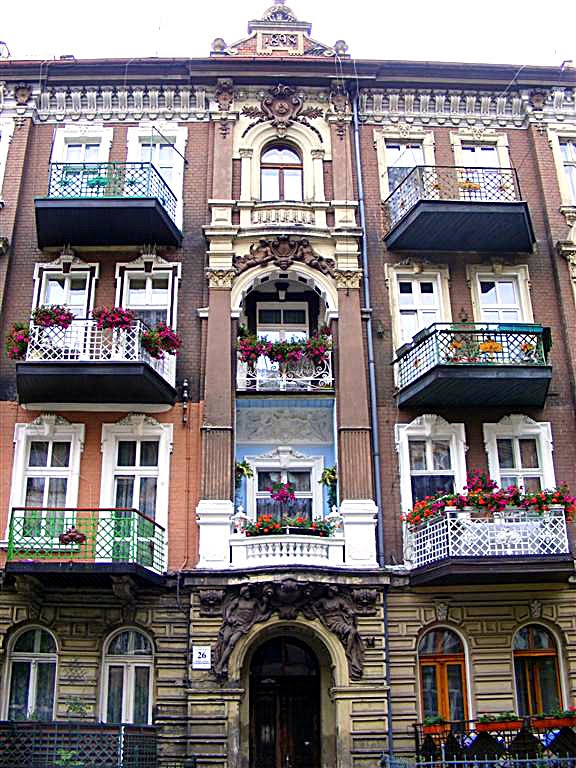 Legnica.Widok kamienicy przy ul.Dezyderego Chłapowskiego.View house when ul.Dezyderego Chłapowski.