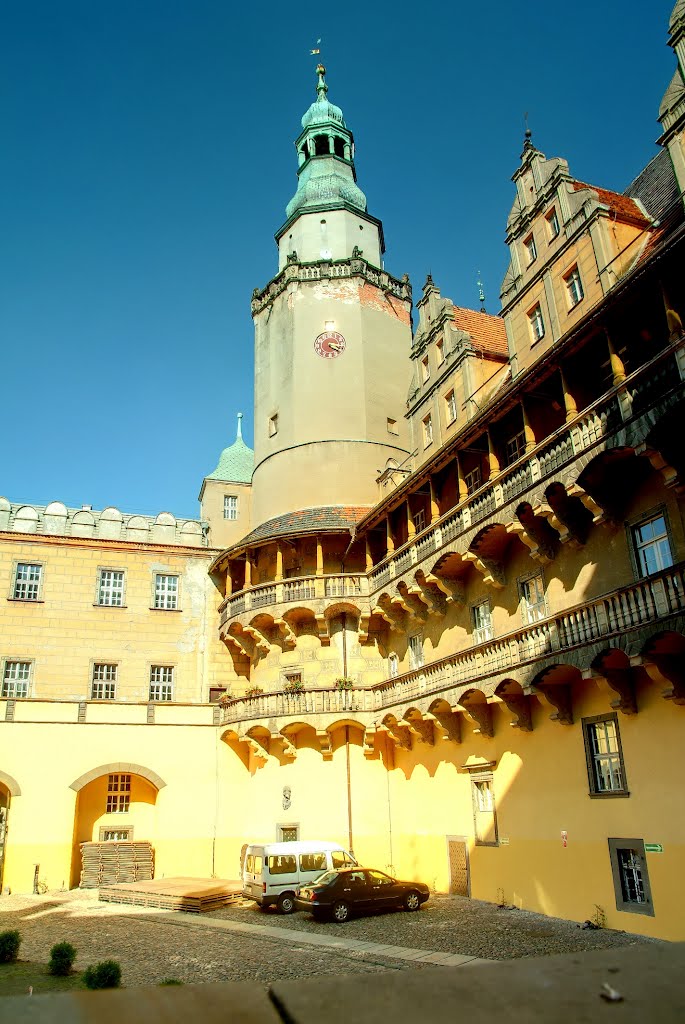 Dziedziniec i wieża zamku w Oleśnicy (sm)