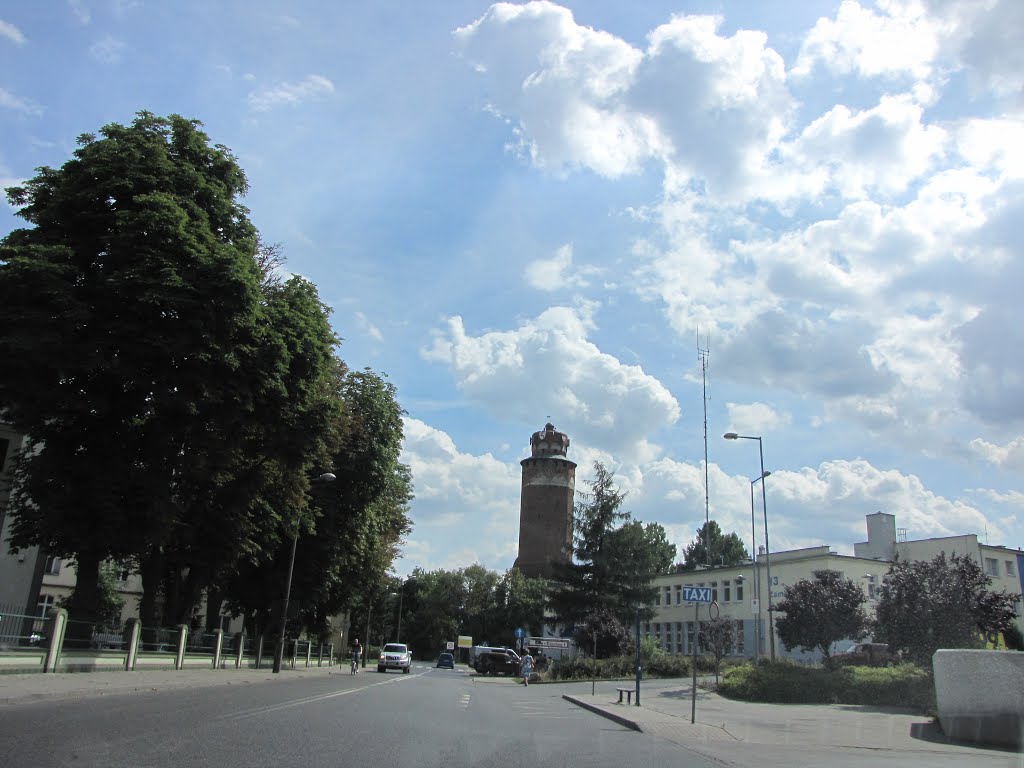 Brodnica - ul. Zamkowa. W oddali wieża - baszta zamku krzyżackiego.