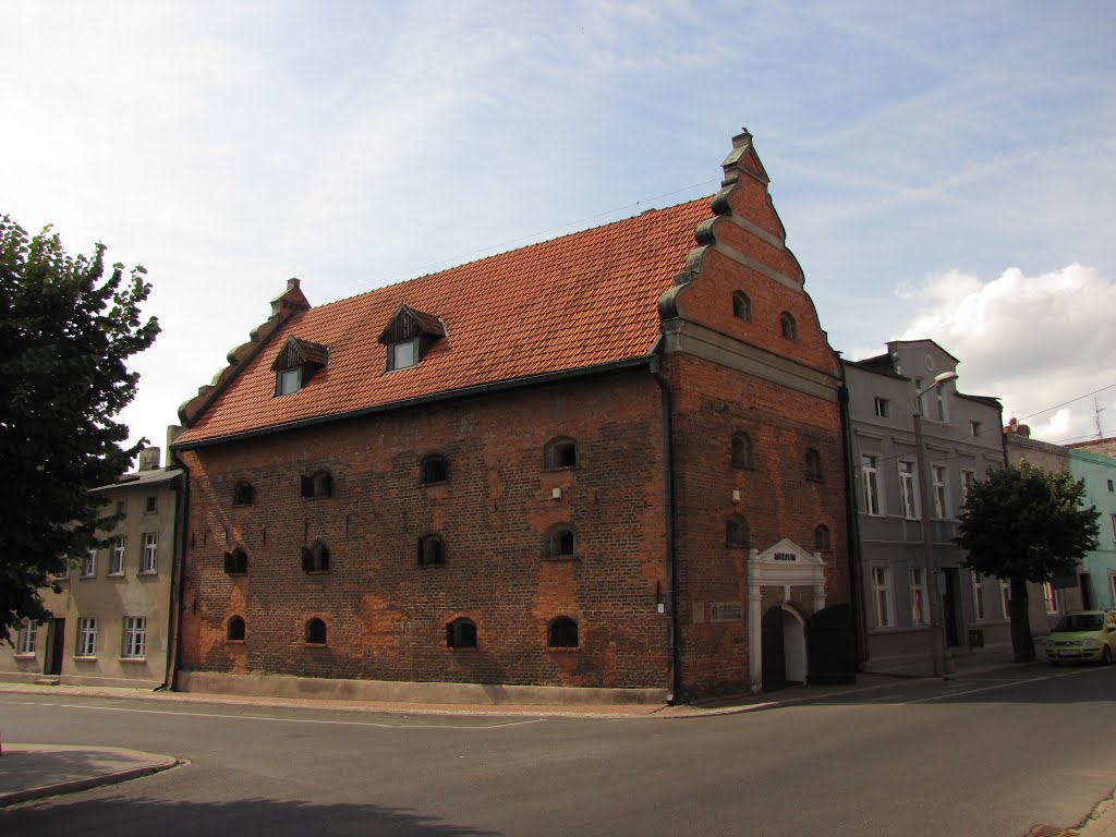 Brodnica - ul. Św. Jakuba. Muzeum archeologiczne. Centrum Edukacji Ekologocznej. Stary spichlerz.