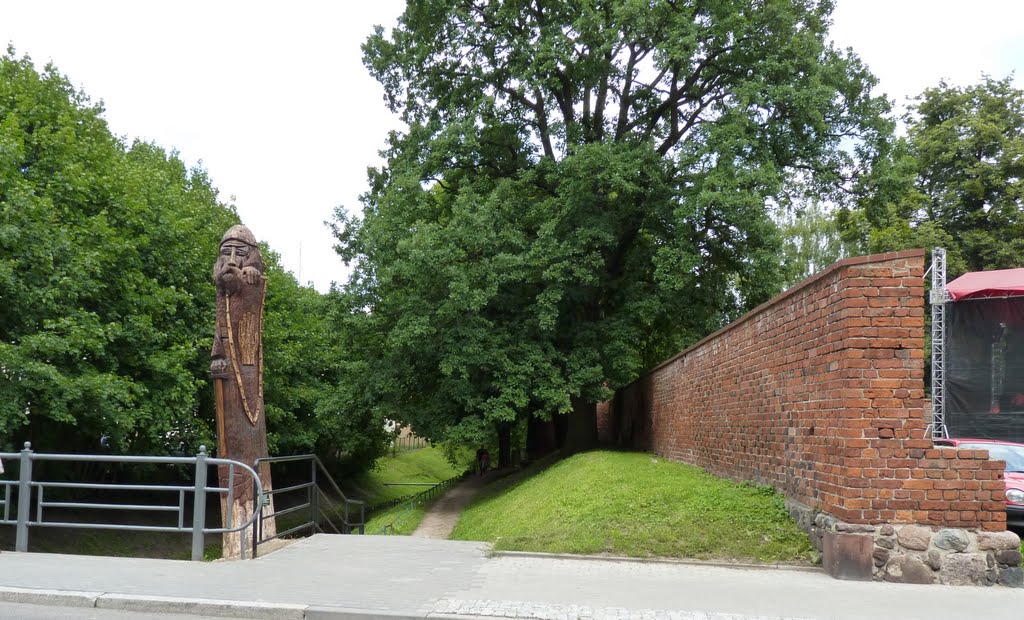 Brodnica - fosa zamkowa i mostek