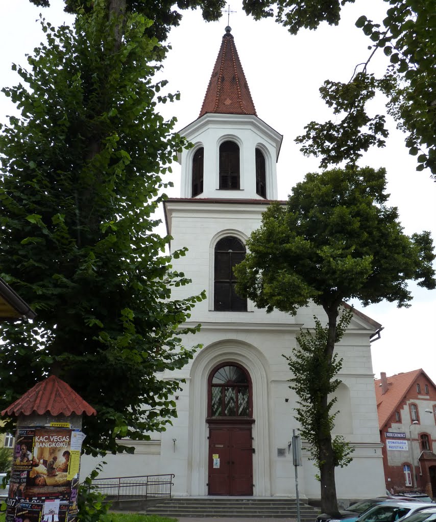 Brodnica -  Mały Rynek widoczny kościół p.w Matki Bożej Królowej Polski