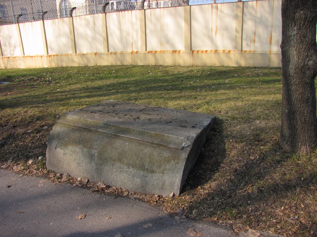 Inowrocław - cokół pomnika na którym w latach 20-tych XX wieku było umieszczone płyta z podobizną  Marszałka J. Piłsuckiego