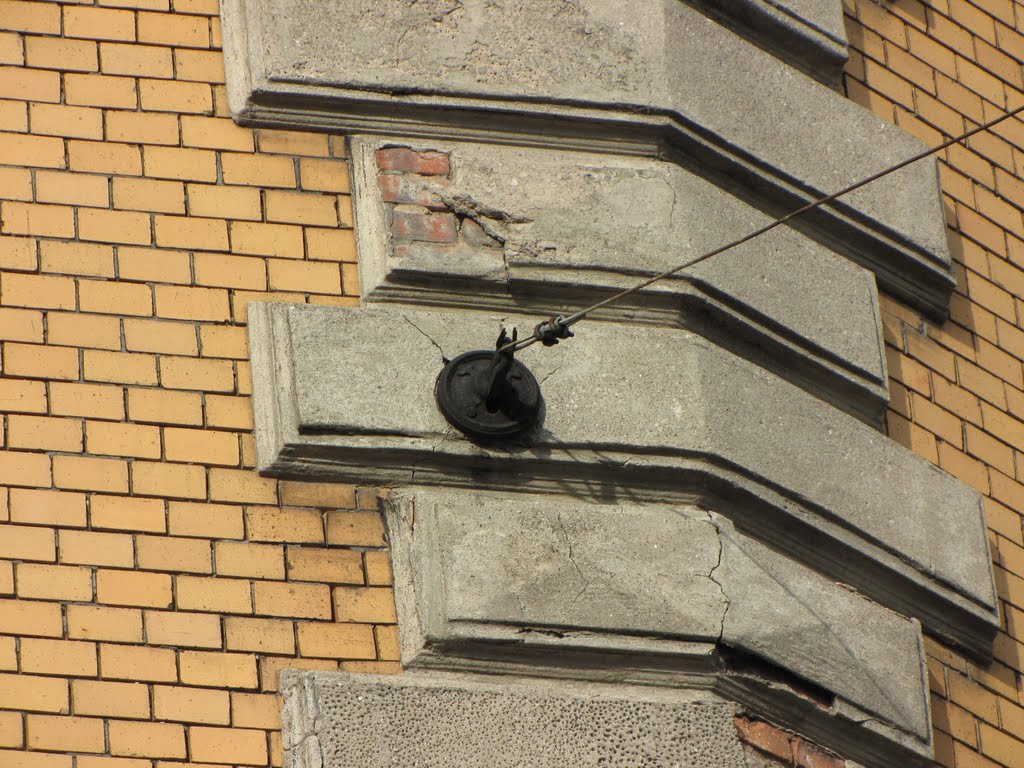 Inowrocław - ul. Poznańska - element trzymający  naciąg linii elektrycznej dla lamp
