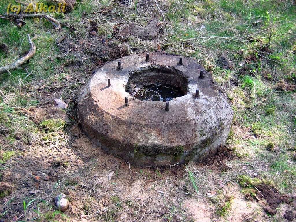 Toruń - Podstawa armaty plot. Schneider 7,5 cm Flak 97(f)  (Betonsockel / Concrete base for Beute Kanone Schneider 7,5 cm Flak 97(f) )
