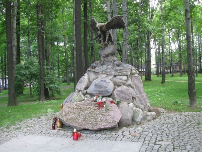 Zakopane, ul. Kościuszki - pomnik ku czci Józefa Kurasia ps. "Ogień"