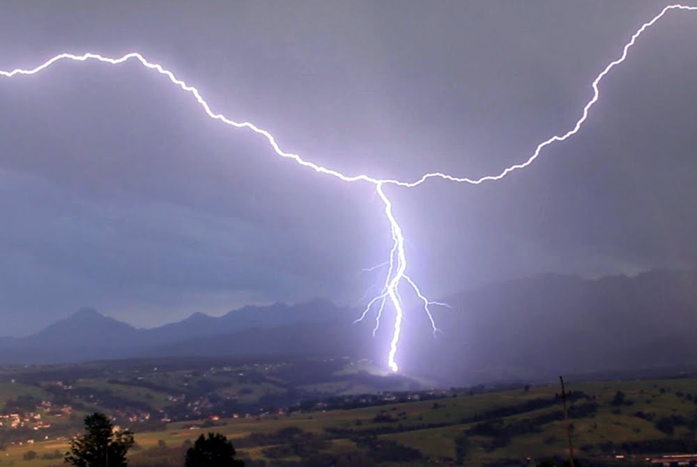 widok z Gubałówki...Burza nad Zakopanem  ( obraz z filmiku )