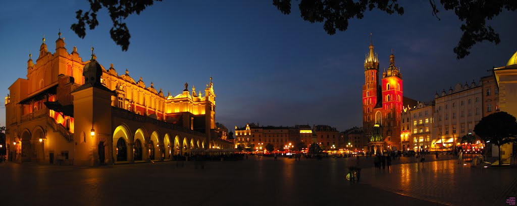 POL Krakow Rynek Glowny (Sukiennice w Krakowie - Kosciol Mariacki) {in the blue hour} Panorama by KWOT