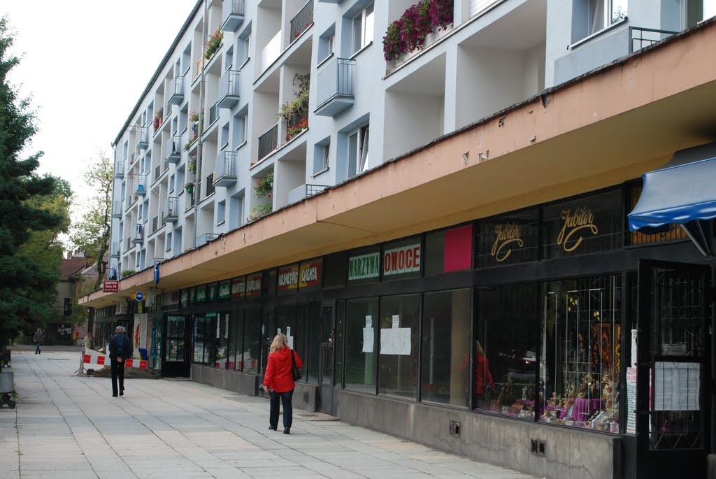 Pasaż handlowy ul. Śniadeckiego (widok od kościoła św. Maksymialana Marii Kolbego)