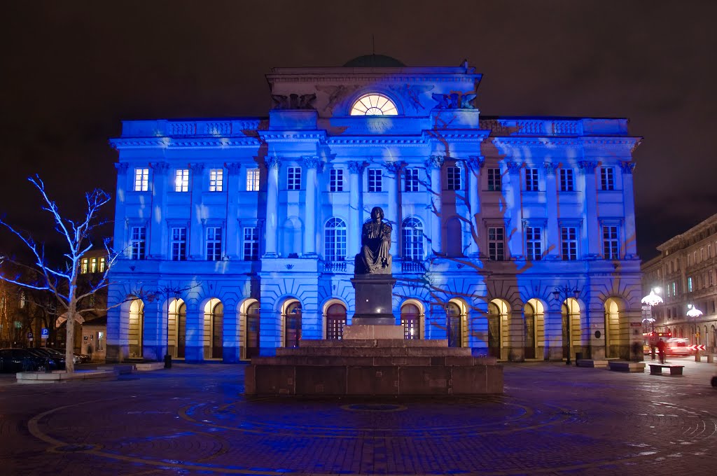 Warszawa w świątecznej scenerii 2012r - pomnik Mikołaja Kopernika przed pałacem Staszica