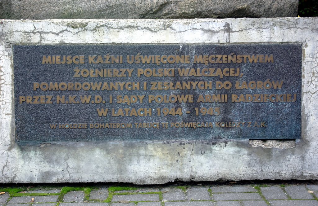 Piaskowa 3 - tablica memoratywna