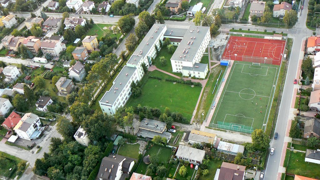 Wołomin- dawne Technikum Szklarskie.