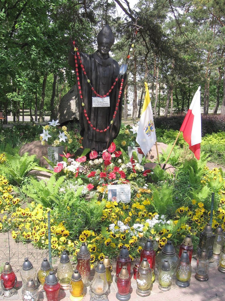 Legionowo / Poland - Pomnik Papieża JP II w parku nazwanym również jego imieniem-Monument to Pope JP II