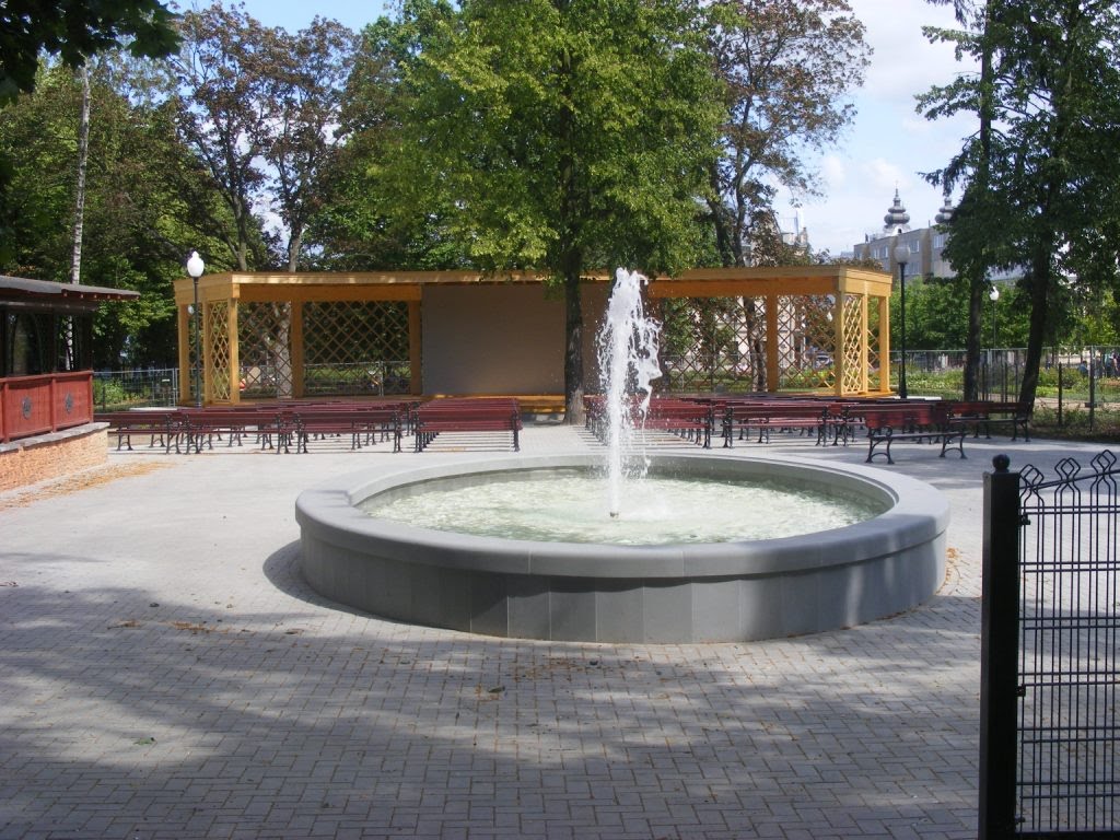 Estrada wraz z fontanną w Parku Miejskim