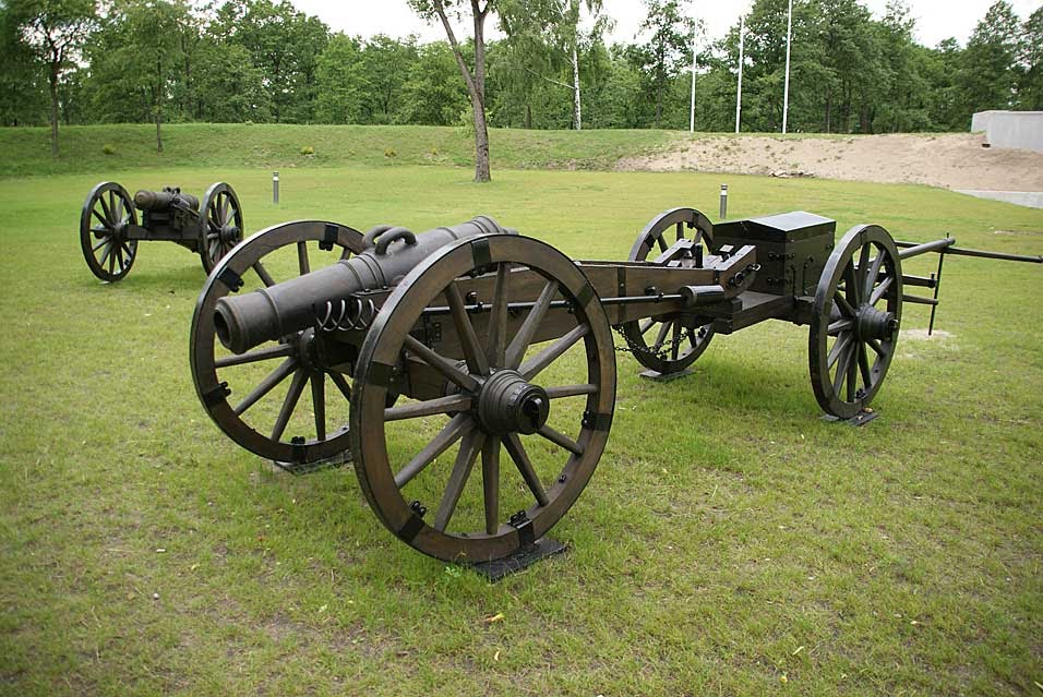 OSTROŁĘKA- FORT GENERAŁA BEMA - MAUZOLEUM POLEGŁYCH W BITWIE POD OSTROŁĘKĄ 26 MAJA 1831 - ARTYLERIA KRÓLESTWA POLSKIEGO