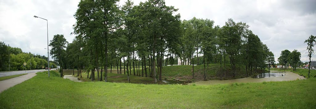OSTROŁĘKA- FORT GENERAŁA BEMA - MAUZOLEUM POLEGŁYCH W BITWIE POD OSTROŁĘKĄ 26 MAJA 1831