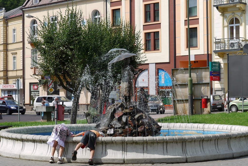 Sanok - Fontanna „Dziewczynka w deszczu" i dzieci.