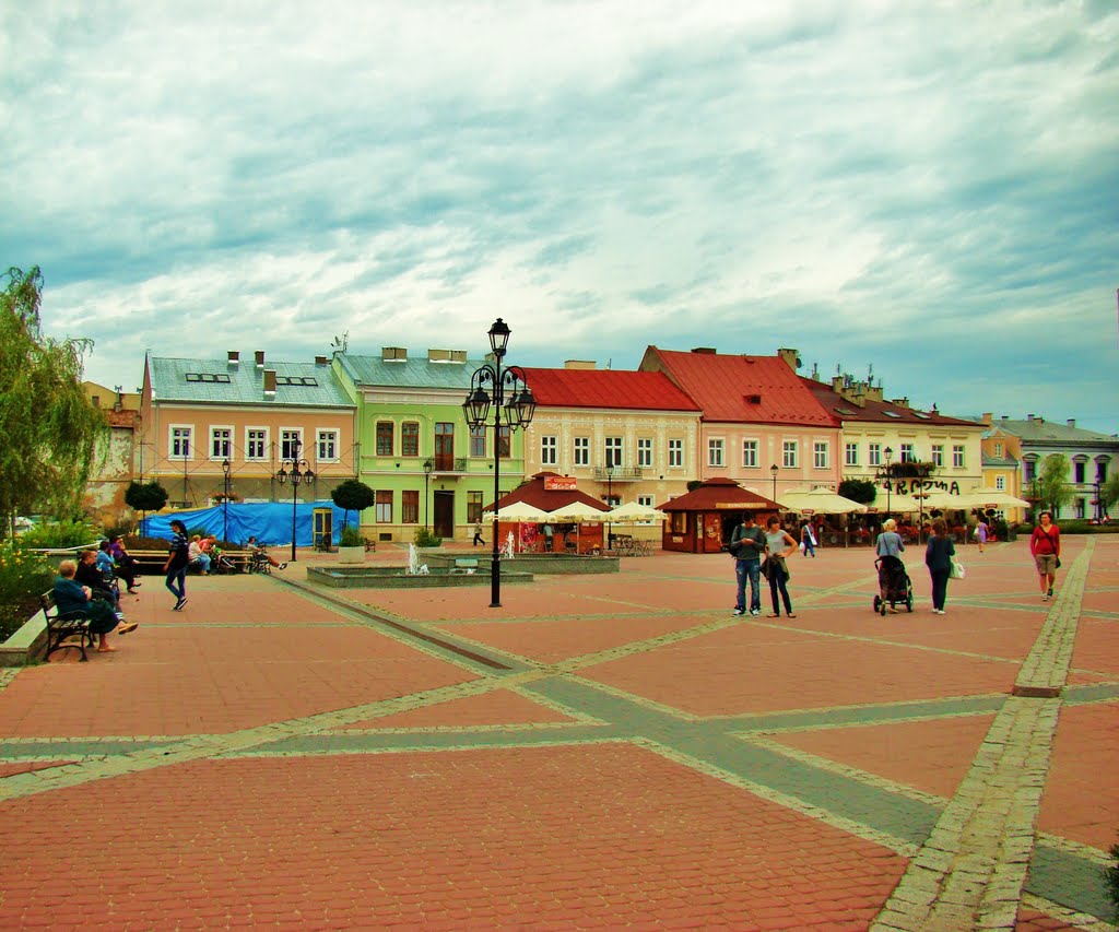Rynek z zabytkowymi kamienicami.Market with listed buildings