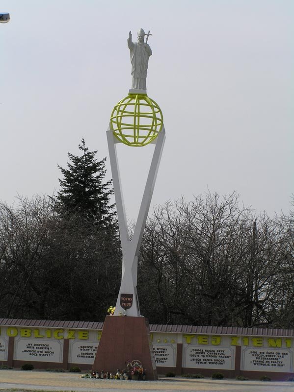 Tarnobrzeg - Pomnik Papieża - 2006 - b