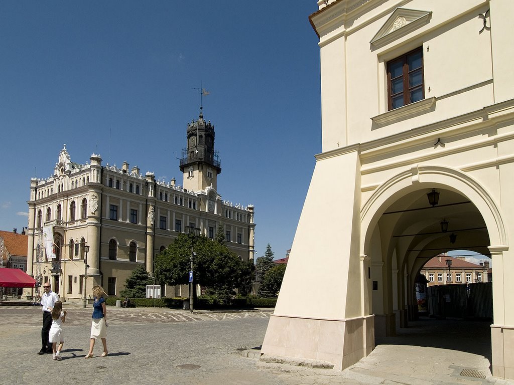 Rynek i ratusz w Jarosławiu.