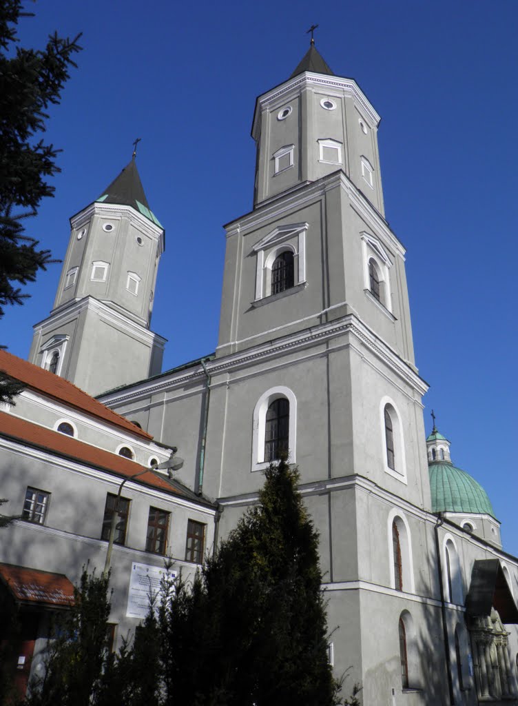 Klasztor ss. Benedyktynek w Jarosławiu - wyniosłe wieże kościoła Św. Mikołaja i Bp. Stanisława
