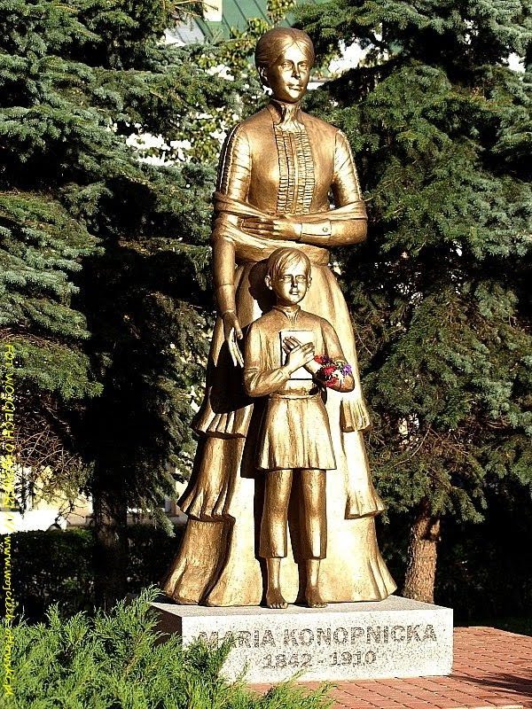 Suwałki - odnowiony pomnik Marii Konopnickiej w parku jej imienia