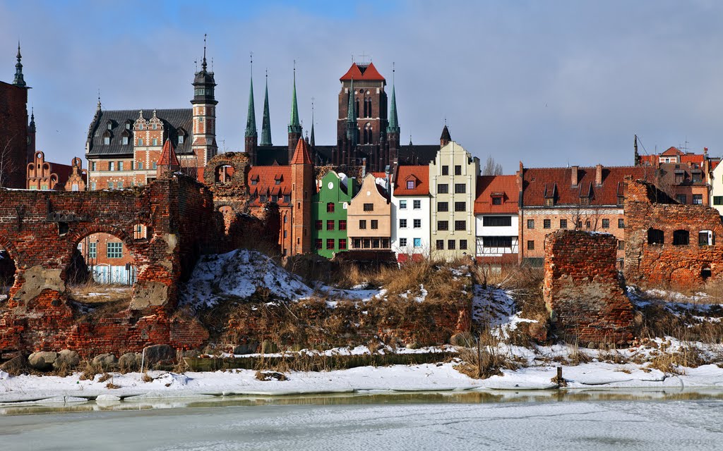 Gdansk. WW2 ruins and colorful buildings.