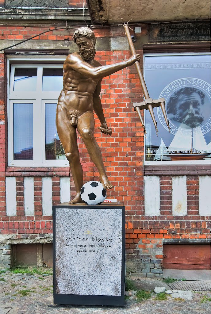 Gdański Neptun II kopiący piłkę z okazji EURO 2012 (odstawiony na boczny tor)