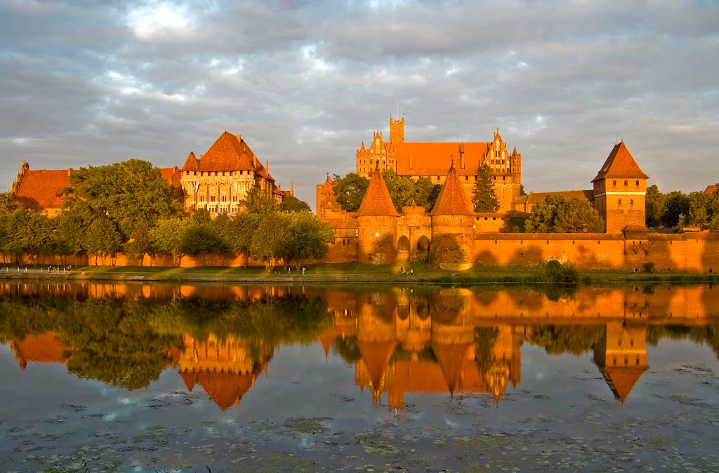 Malbork oświetlony zachodzącym słońcem