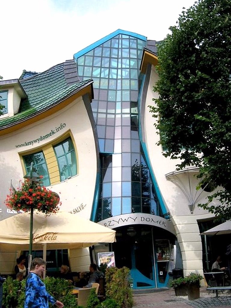 linksma įžymybė Sopote - kreivas namas  crooked house in Sopot