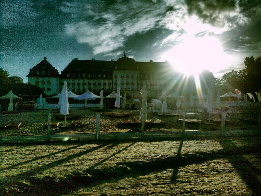 Grand Hotel skąpany w zachodzącym słońcu