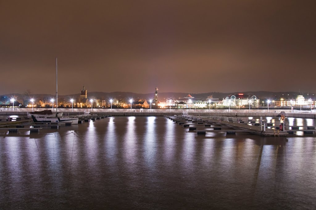 Zimowe spojrzenie na Sopot z mariny sopockiej