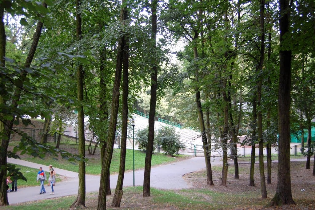 Tczew - park miejski - w tle amfiteatr im. Grzegorza Ciechowskiego