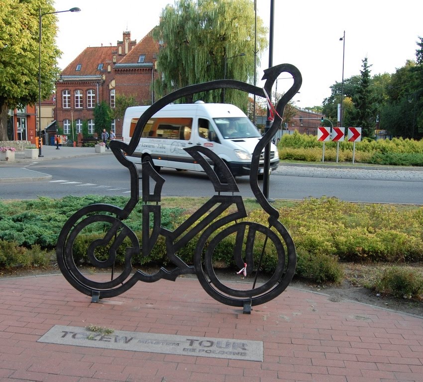 Tczew - figura kolarza przed Urzędem Miasta - upamiętniająca Tour de Pologne (kto kogo wyprzedzi ? :) )