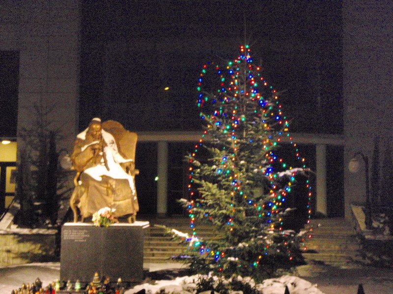 John Paul II Statue and a christmas tree in 2008