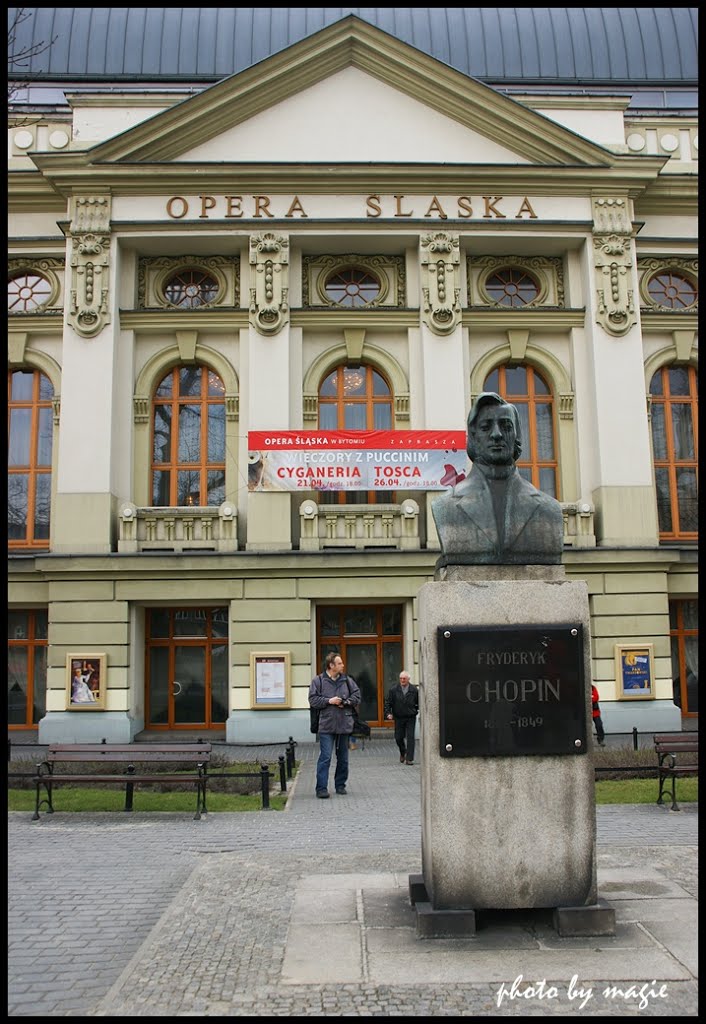 BYTOM. Popiersie F. Chopina przed gmachem Opery Śląskiej/Bust of F. Chopin in front of the building of the Silesian Opera