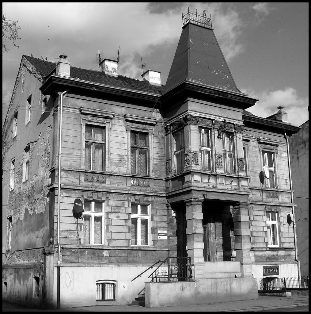GLIWICE. Smutny obraz pięknego domu/Sad picture of a beautiful house