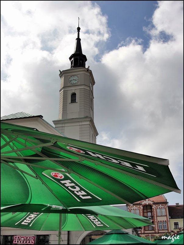 Ratusz w otoczeniu parasoli ogródka piwnego/The town hall surrounded by umbrellas from beer gardens