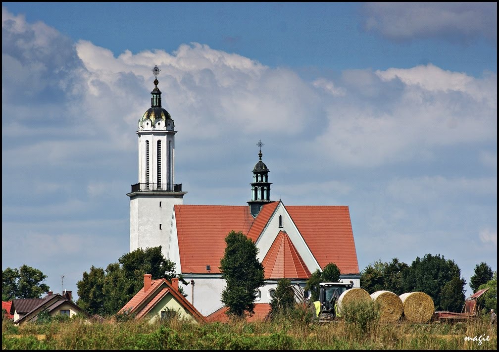 GLIWICE-Wójtowa Wieś. Kościół św. Antoniego widziany z pól za Sikornikiem/St. Anthony Church. View from fields behind Sikornik estate