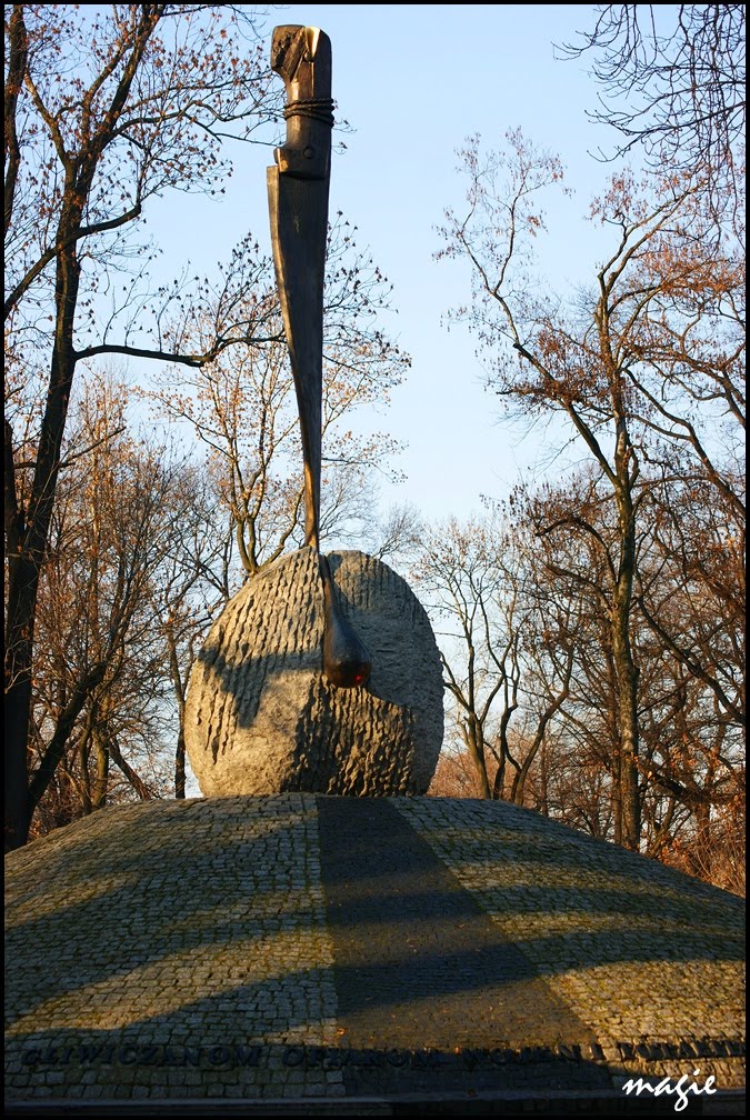 GLIWICE. Park Chopina. Pomnik-Ofiarom wojen i totalitaryzmu/Monument for the victims of war and totalitarianism
