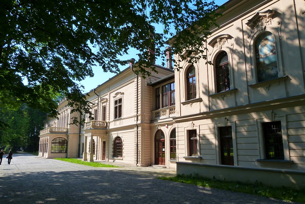 Nowy Zamek w Żywcu – klasycystyczny pałac zaprojektowany z polecenia arcyksięcia Albrechta przez Karola Pietschkę, był kilkakrotnie przebudowywany.
