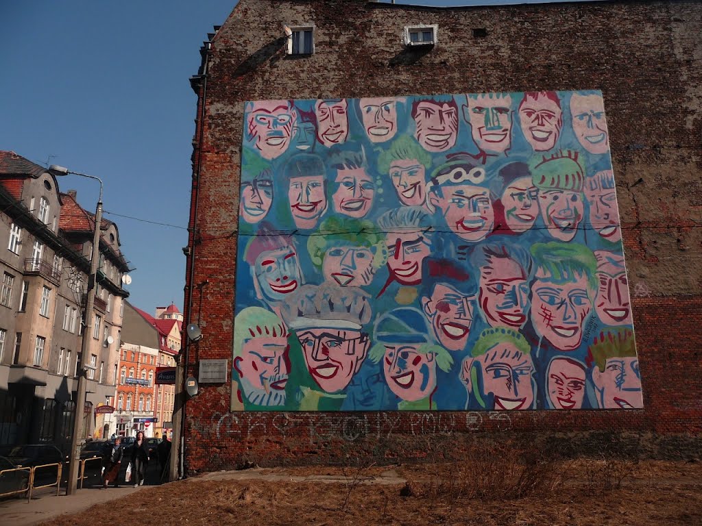 Mural "Uśmiechnięte Twarze" ("Smiling faces" a mural)