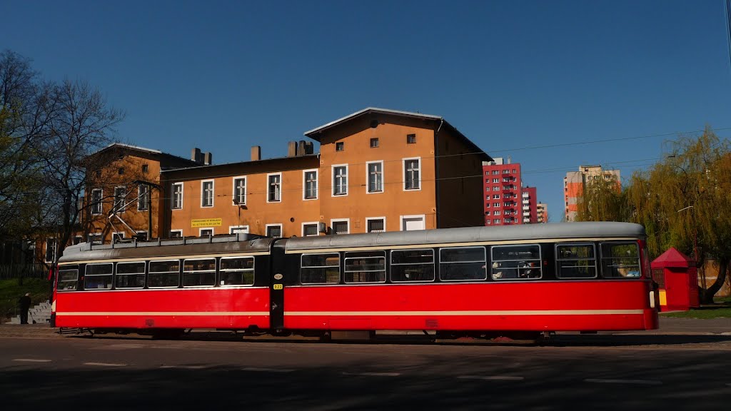 "Sznycel" przy dworcu PKP (E1-tram in front of railway station)