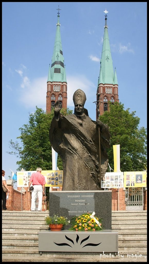 RYBNIK. Pomnik Jana Pawła II przed Bazyliką św. Antoniego Padewskiego/Statue of John Paul II in front of the St. Antoni Padewskis Basilica