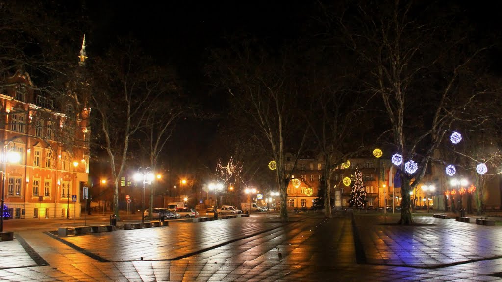 Siemianowice Slaskie -Rynek  w nocy -Styczen 2012-   PL
